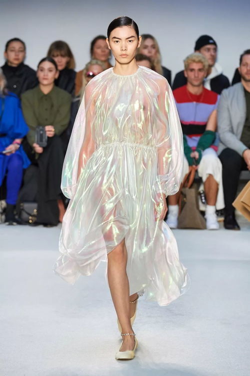 jw anderson 2020秋冬系列用簡潔有力的時(shí)裝廓形,為當(dāng)下成熟的 多變的 敏銳的女性衣櫥提出實(shí)用性更強(qiáng)的解決方案 服裝